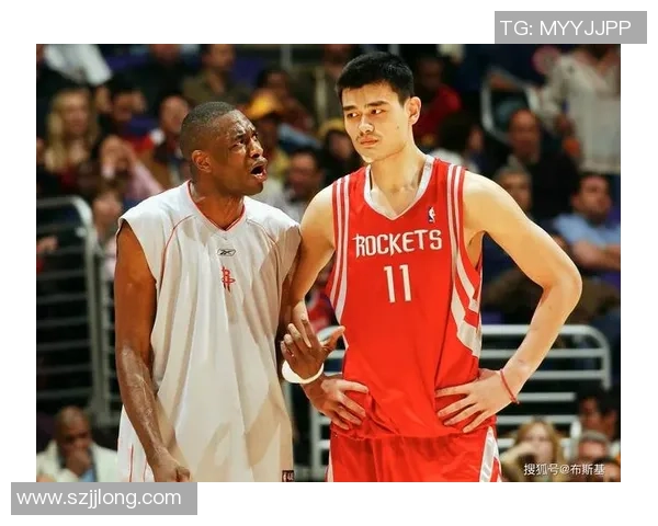 邓肯在激烈对抗中成功反击姚明展现篮球巨星的风采与实力